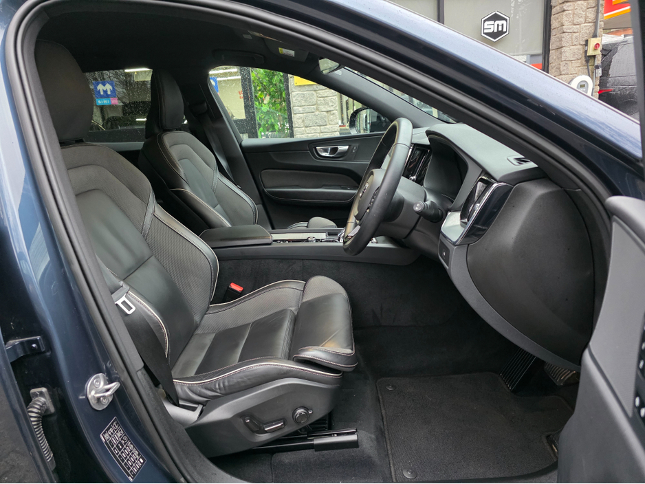 2023 Volvo XC60 2.0 B4 PLUS DARK AUTO. HUGE SPEC. FINANCE ARRANGED. SIMI. AA APPROVED. €42,950