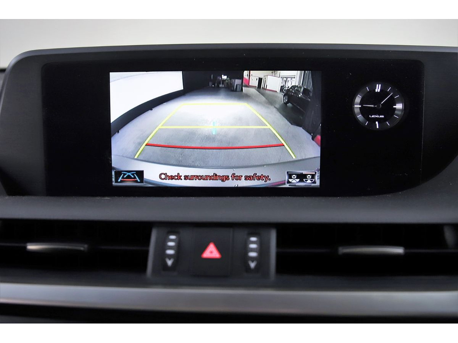 2019 Lexus ES 300 H - image 19