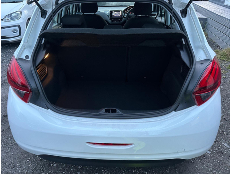 2016 Peugeot 208 - image 13