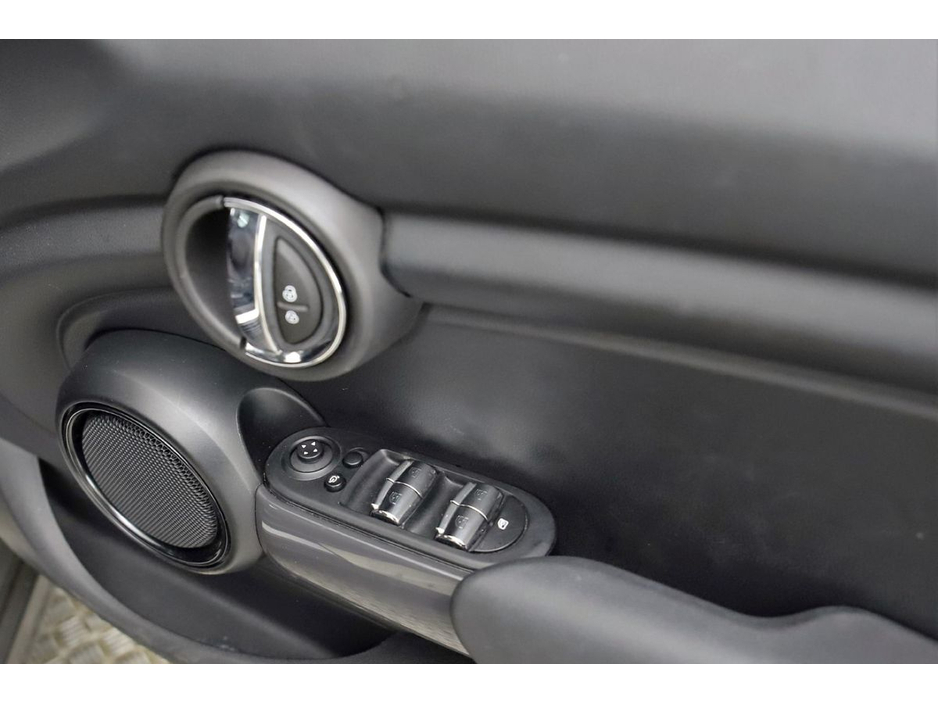 2020 MINI Hatch - image 23