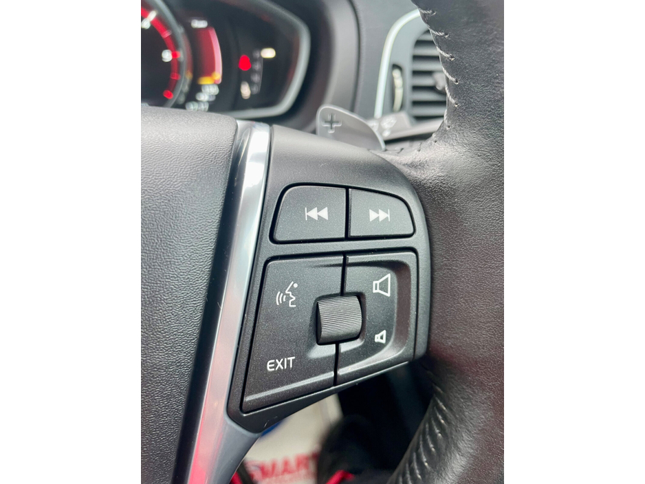 2015 Volvo V40 - image 28