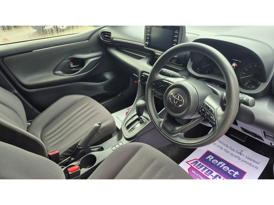 2020 Toyota Yaris - image 9