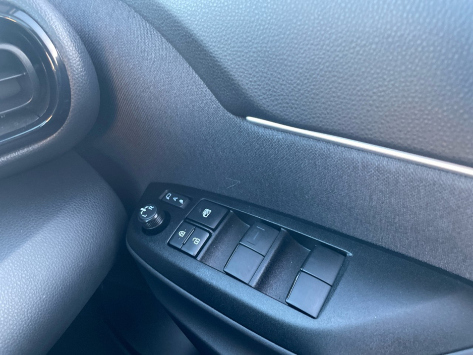 2025 Toyota Yaris Cross - image 8