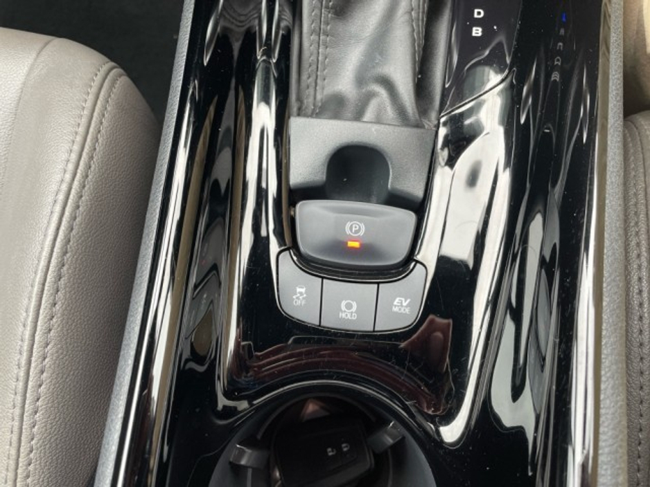 2022 Toyota C-HR SOL HYBRID // Remote Central Locking // Front Electric Windows // Rear Electric Windows // Electric Mirrors // Heated Mirrors €28,695