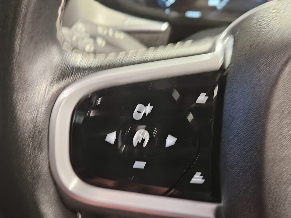 2021 Volvo XC60 - image 10