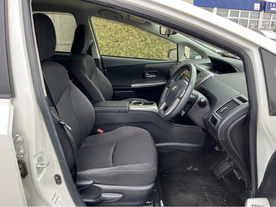 2018 Toyota Prius+ - image 12