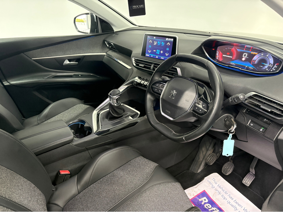 2020 Peugeot 3008 - image 2