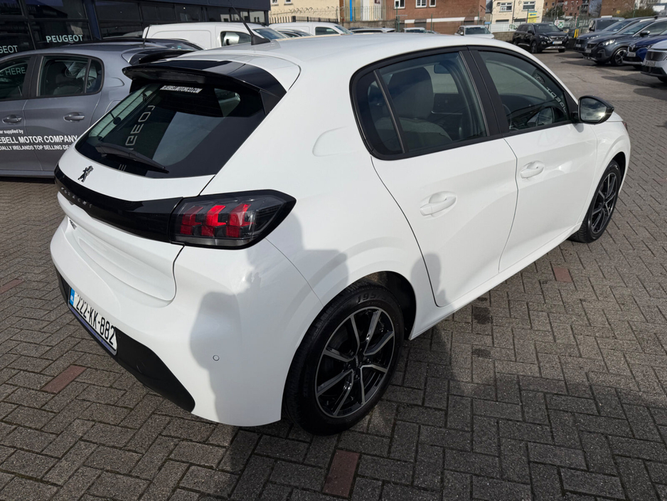 2022 Peugeot 208 - image 5