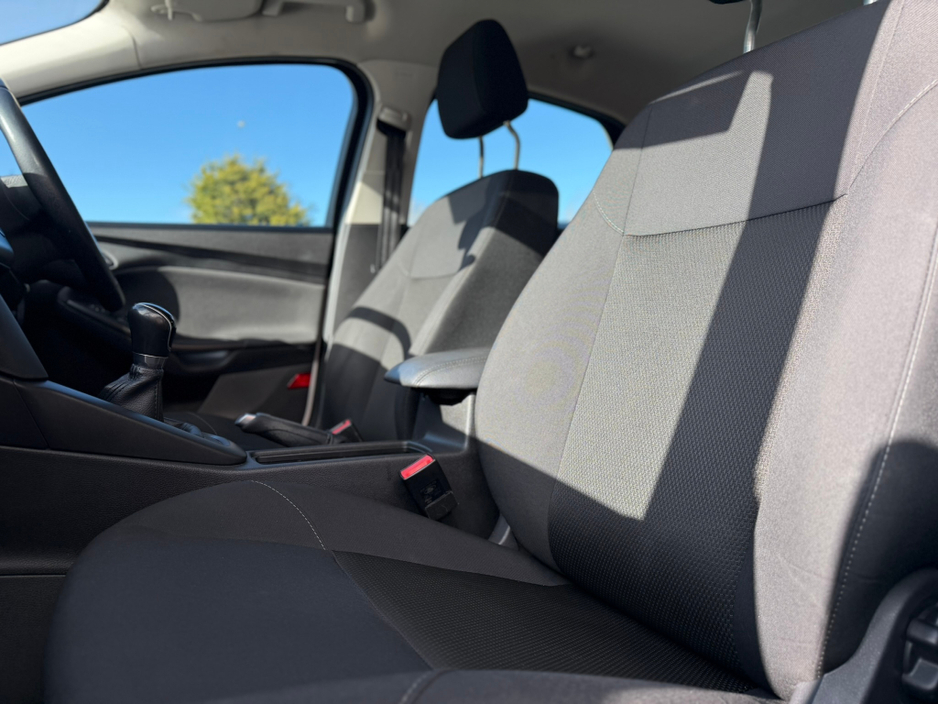 2017 Ford Focus - image 12