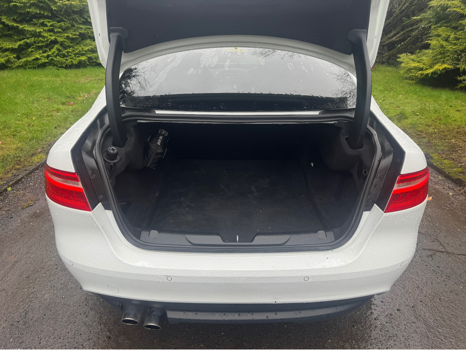 2018 Jaguar XE - image 9