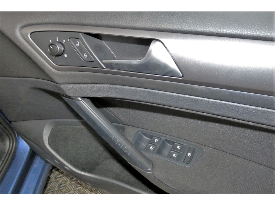 2016 Volkswagen Golf - image 24