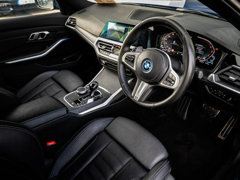 2022 BMW 3 Series - image 19
