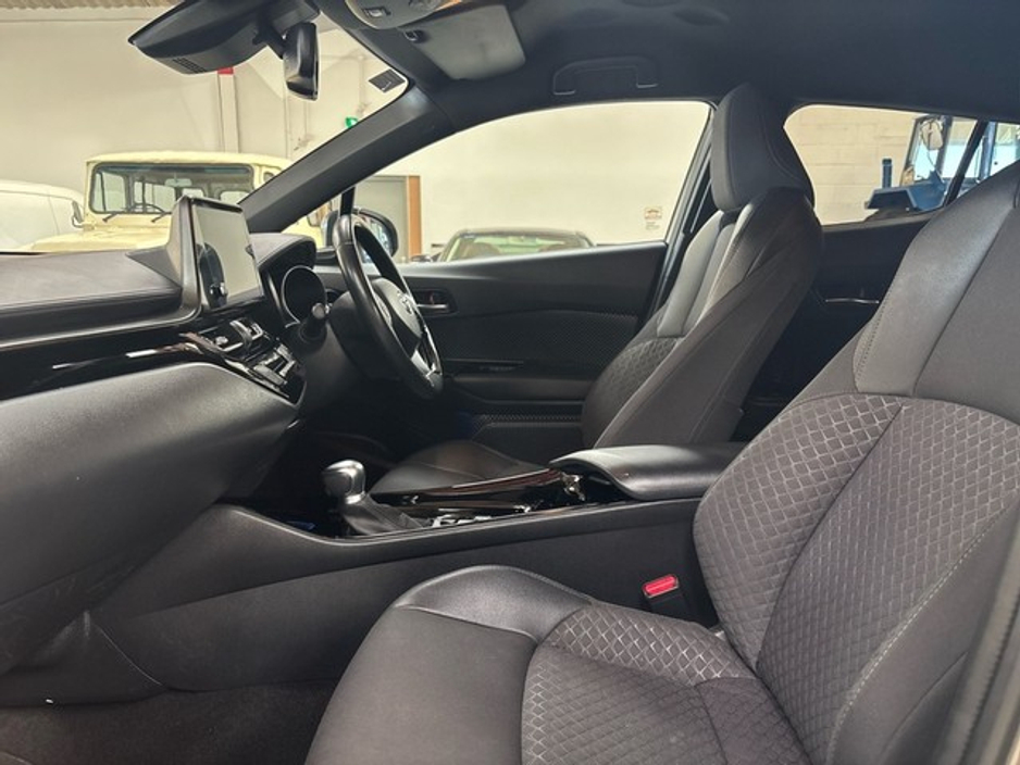 2022 Toyota C-HR - image 6