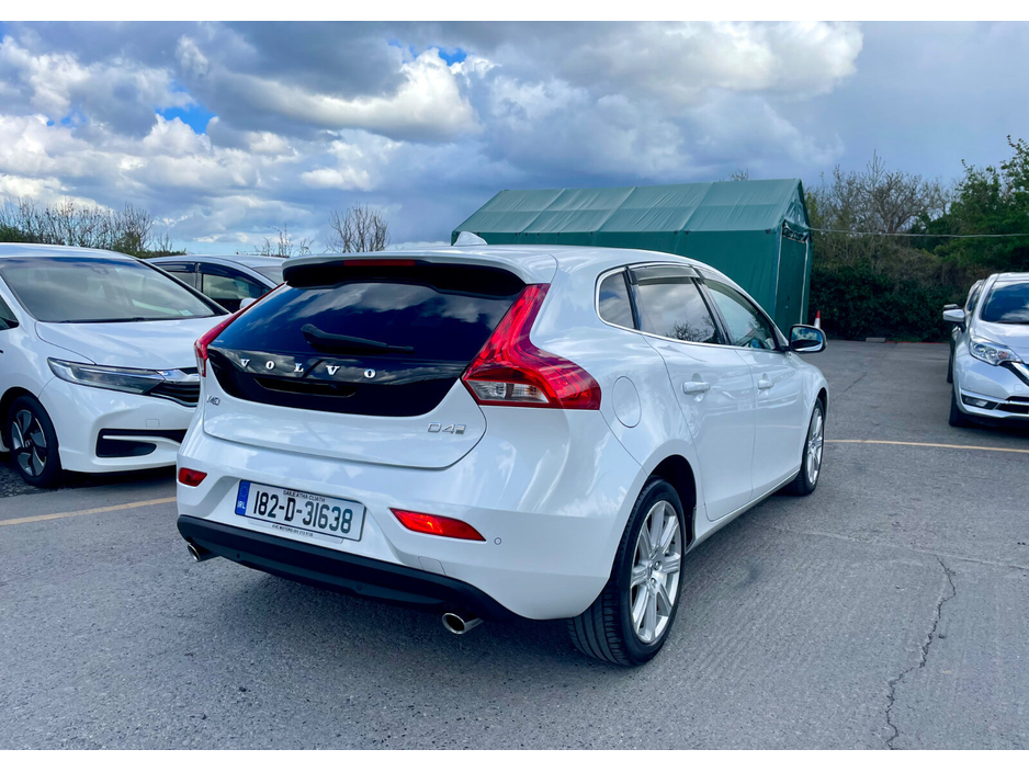 2018 Volvo V40 - image 8