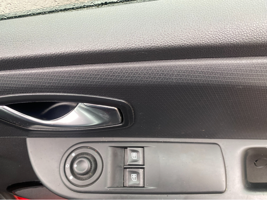 2016 Renault Clio - image 14