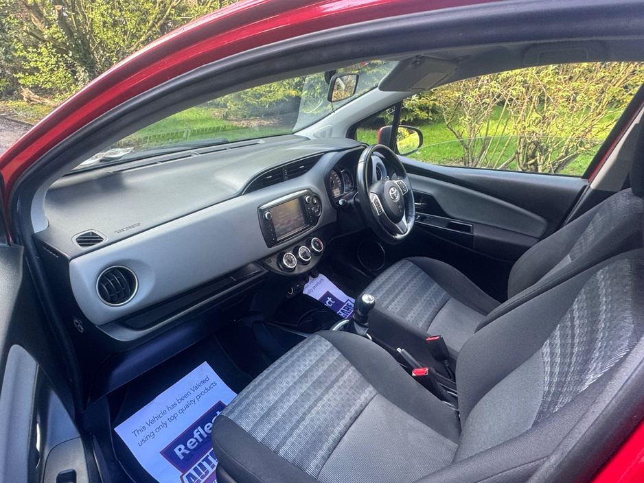 2016 Toyota Yaris - image 5