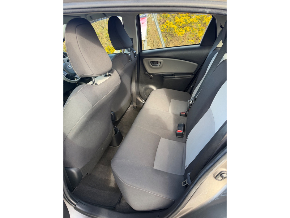 2017 Toyota Yaris - image 4