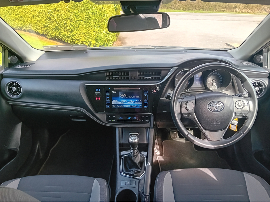 2018 Toyota Auris - image 6