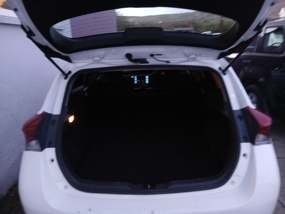 2017 Toyota Auris - image 2