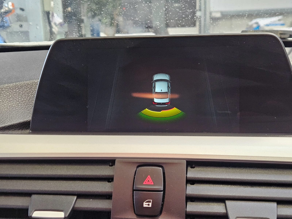 2018 BMW 3 Series - image 13