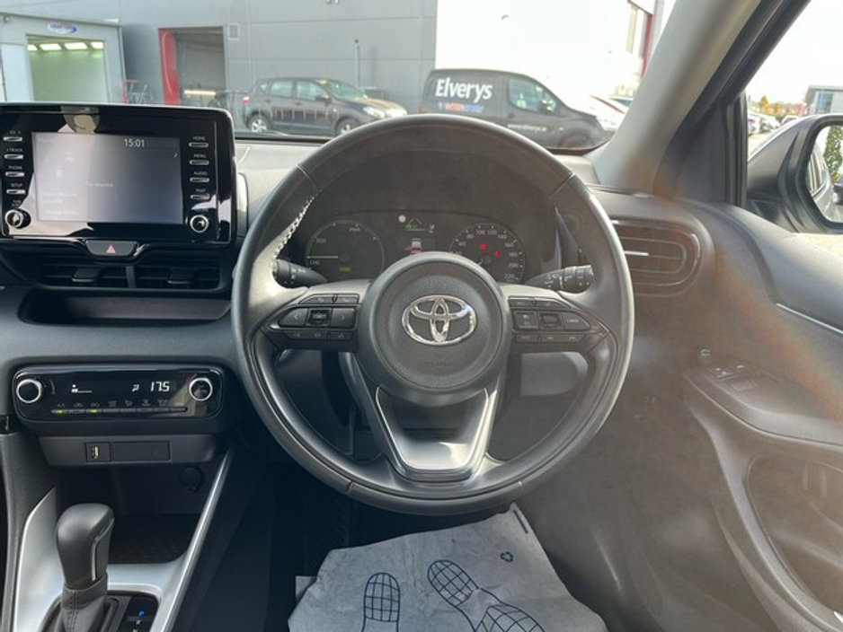2023 Toyota Yaris - image 9