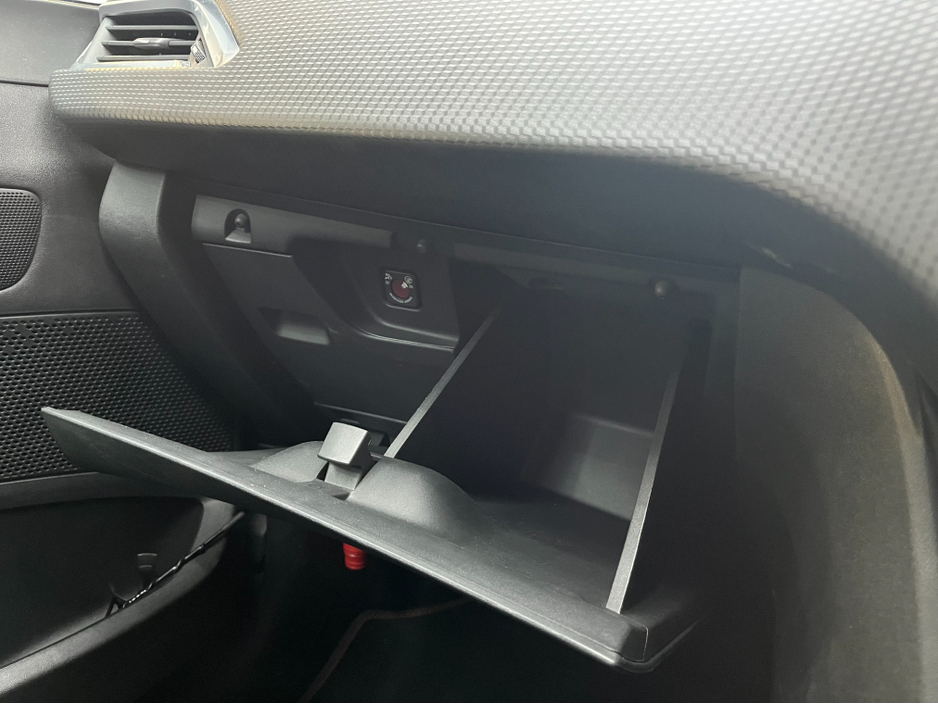 2018 Peugeot 2008 - image 16