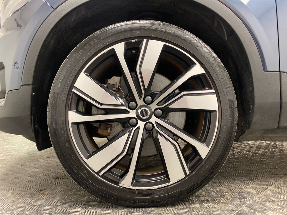 2022 Volvo XC40 - image 5