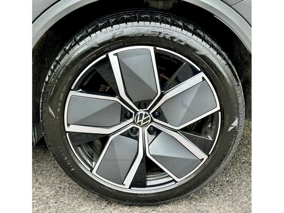 2025 Volkswagen Touareg - image 8