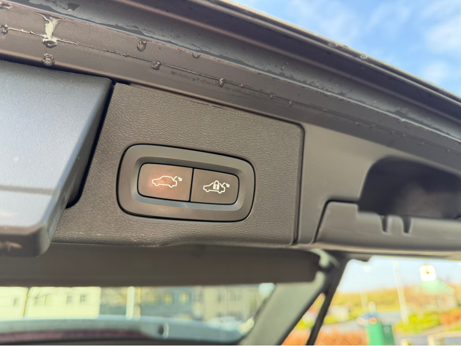 2018 Volvo XC60 - image 11