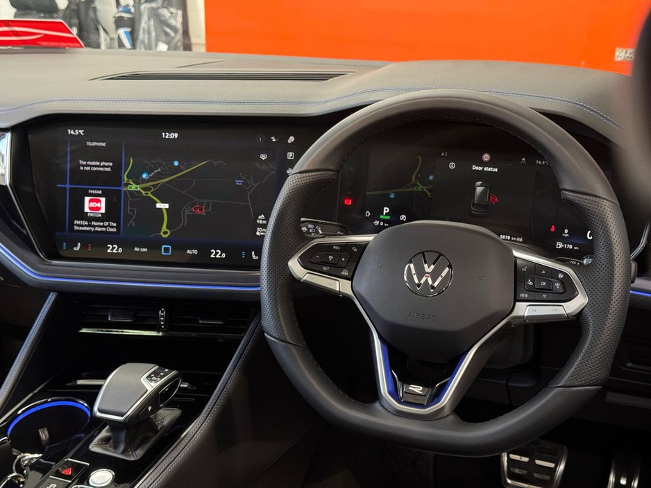 2025 Volkswagen Touareg - image 22