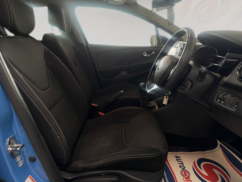 2015 Renault Clio - image 11