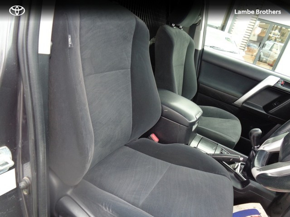 2018 Toyota Landcruiser - image 12