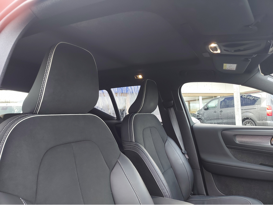 2023 Volvo XC40 T2 P R-DESIGN MAN 5DR €39,950