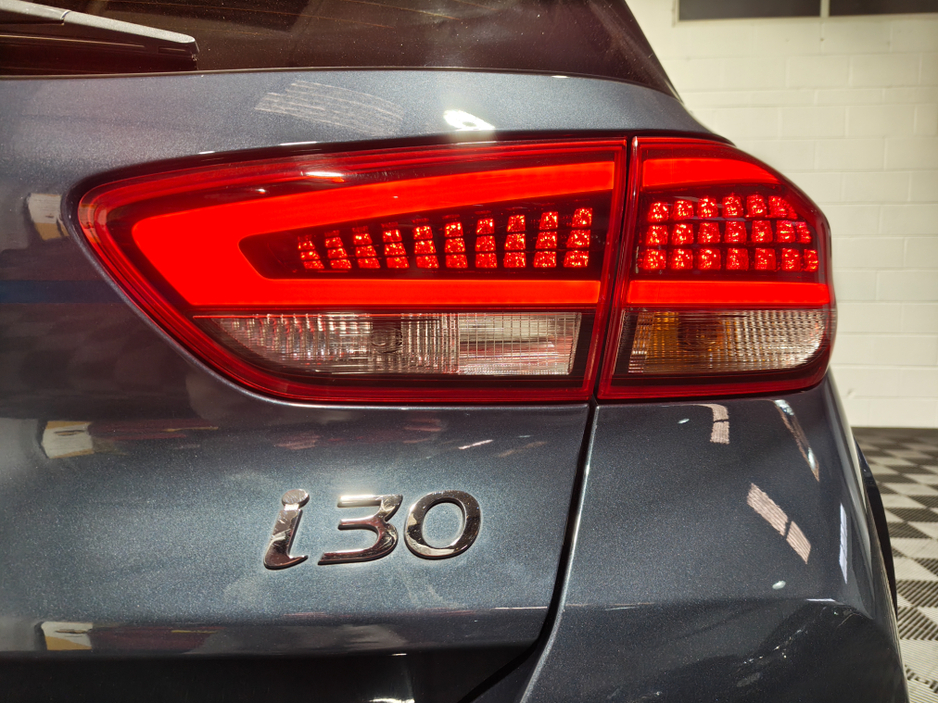 2022 Hyundai i30 - image 14