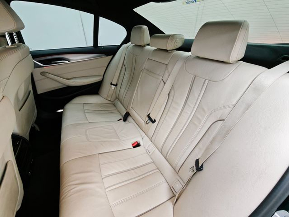 2019 BMW 5 Series - image 18