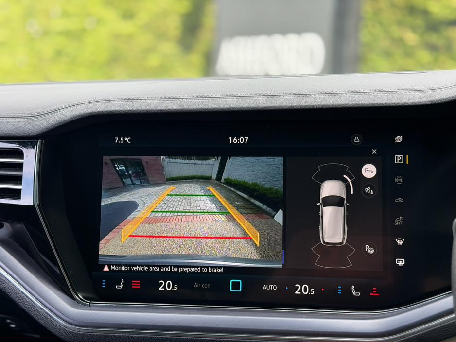 2025 Volkswagen Touareg - image 12