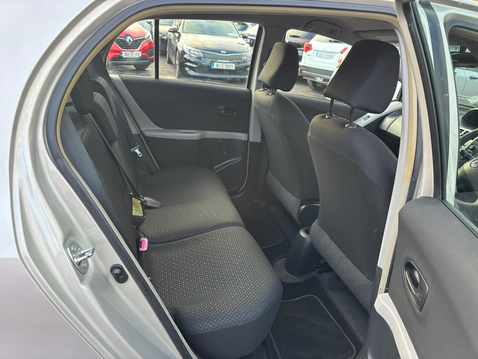 2011 Toyota Yaris - image 7