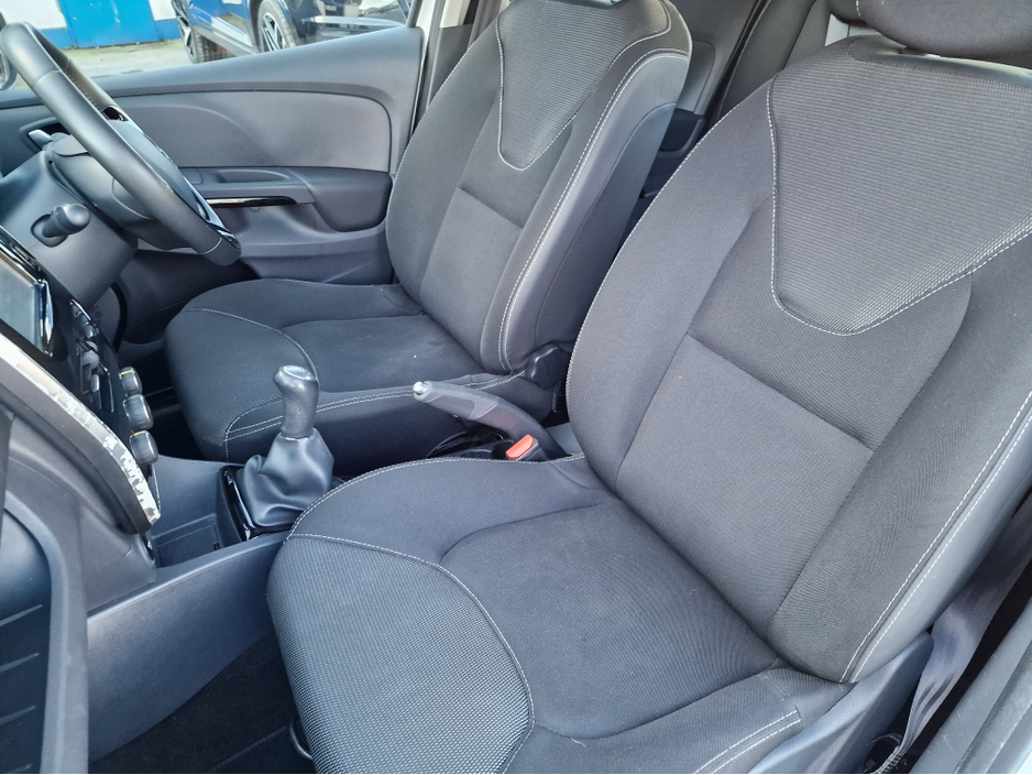 2016 Renault Clio - image 25