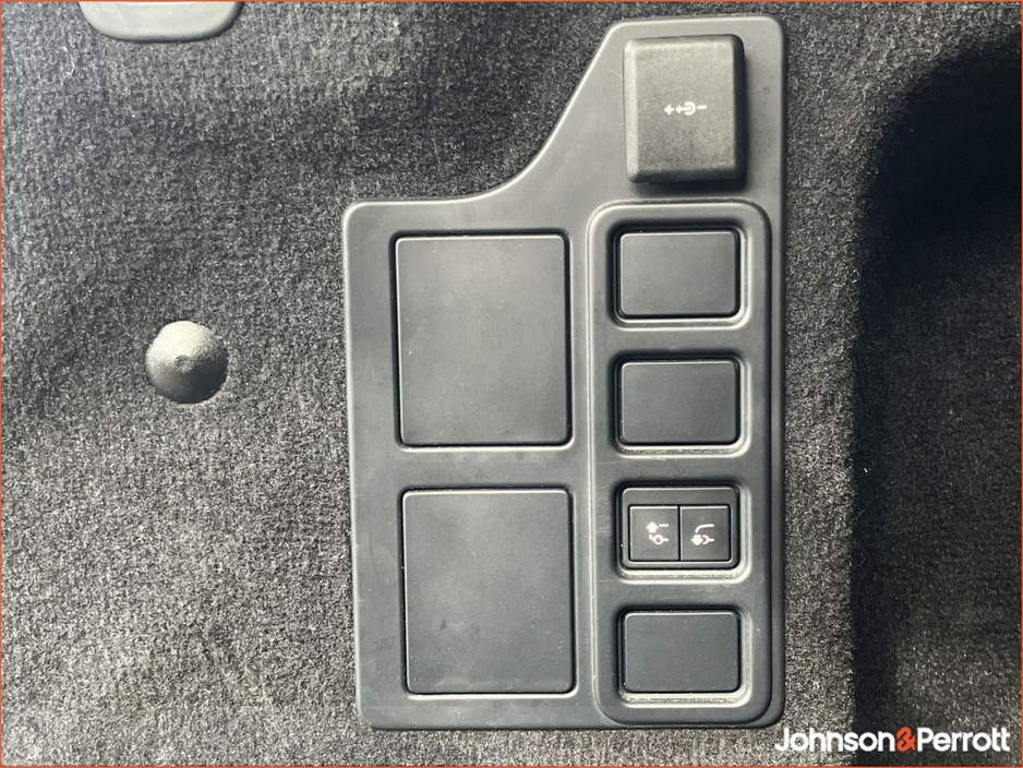 2023 Land Rover Discovery - image 20