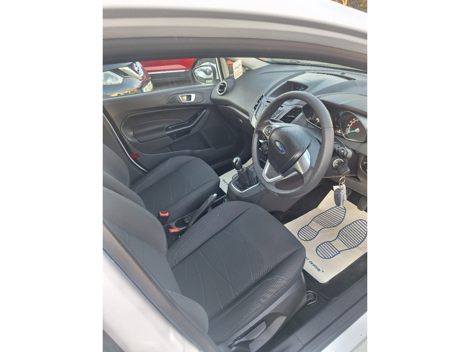 2015 Ford Fiesta - image 6