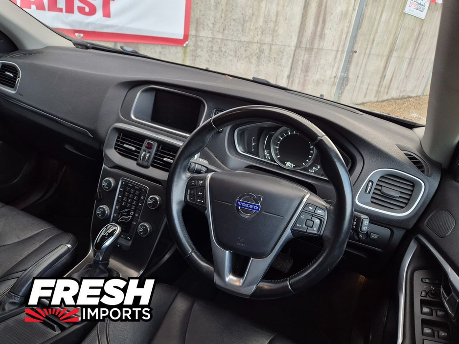 2015 Volvo V40 - image 8