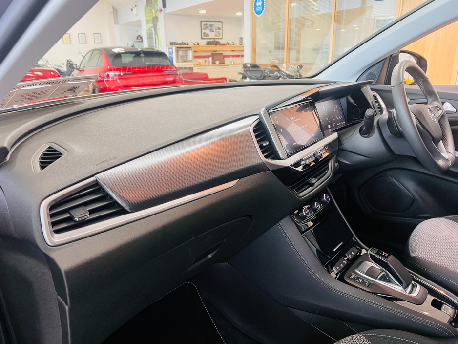 2023 Opel Grandland OPEL EDITION Plug In Hybrid As New Only 8000 Kms Huge Spec Now On Sale www.bolands.ie Est.1955 €28,950