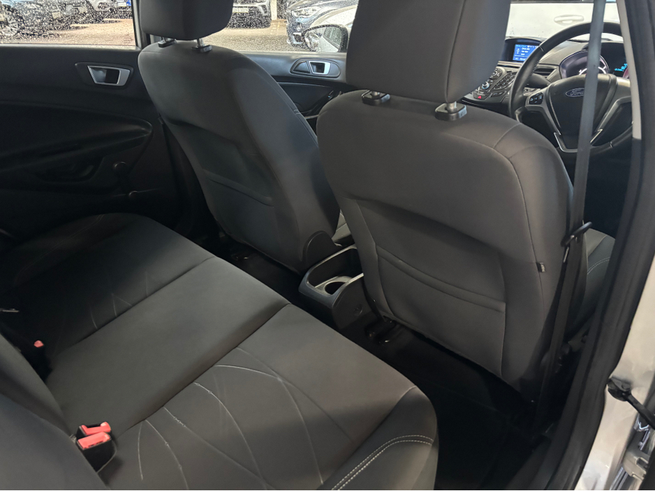 2016 Ford Fiesta - image 11