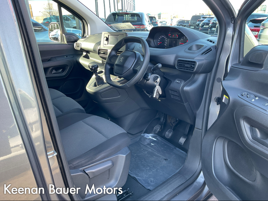 2022 Peugeot Partner - image 12