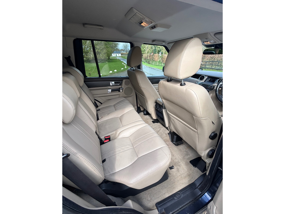 2014 Land Rover Discovery - image 4