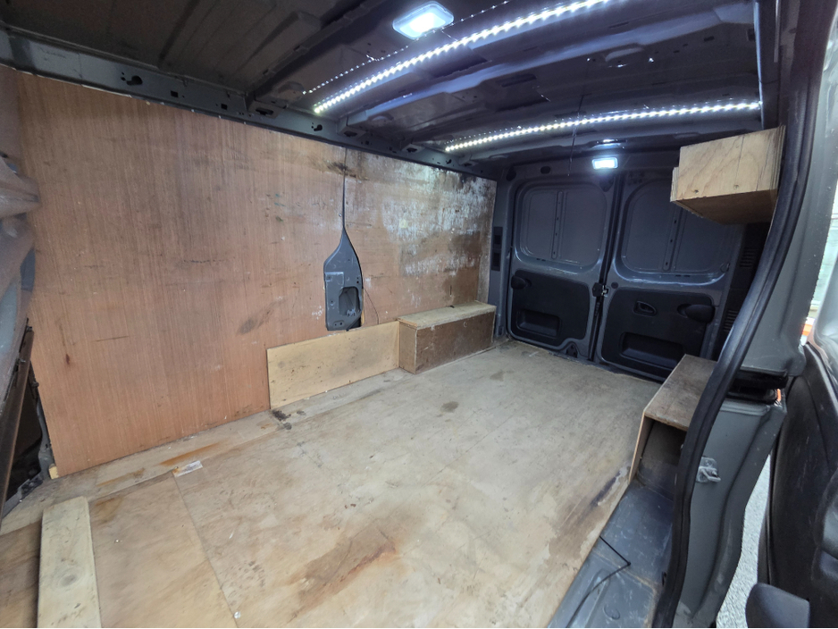 2018 Nissan NV300 - image 8