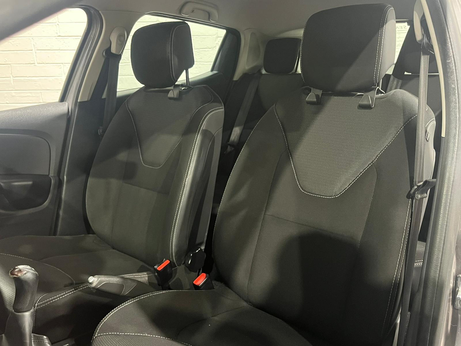 2016 Renault Clio - image 12