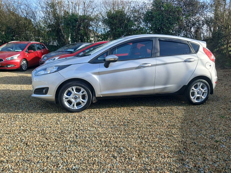 2013 Ford Fiesta - image 2