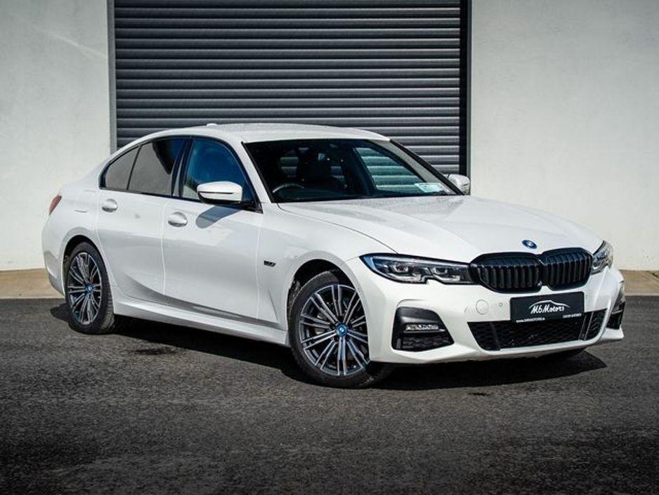 2022 BMW 3 Series - image 12