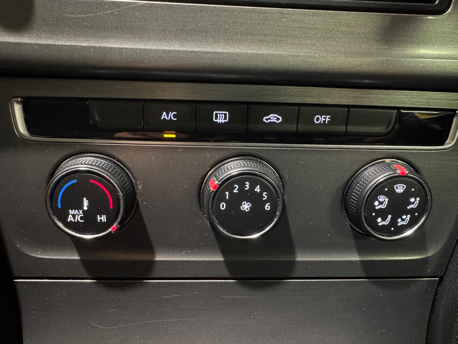 2013 Volkswagen Golf - image 18